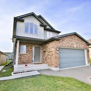 beautiful-fallsview-home.niagara-fallshotels.com/